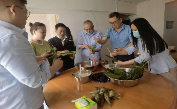 龍騰端午粽葉飄香 機(jī)電工會(huì)愛暖人心